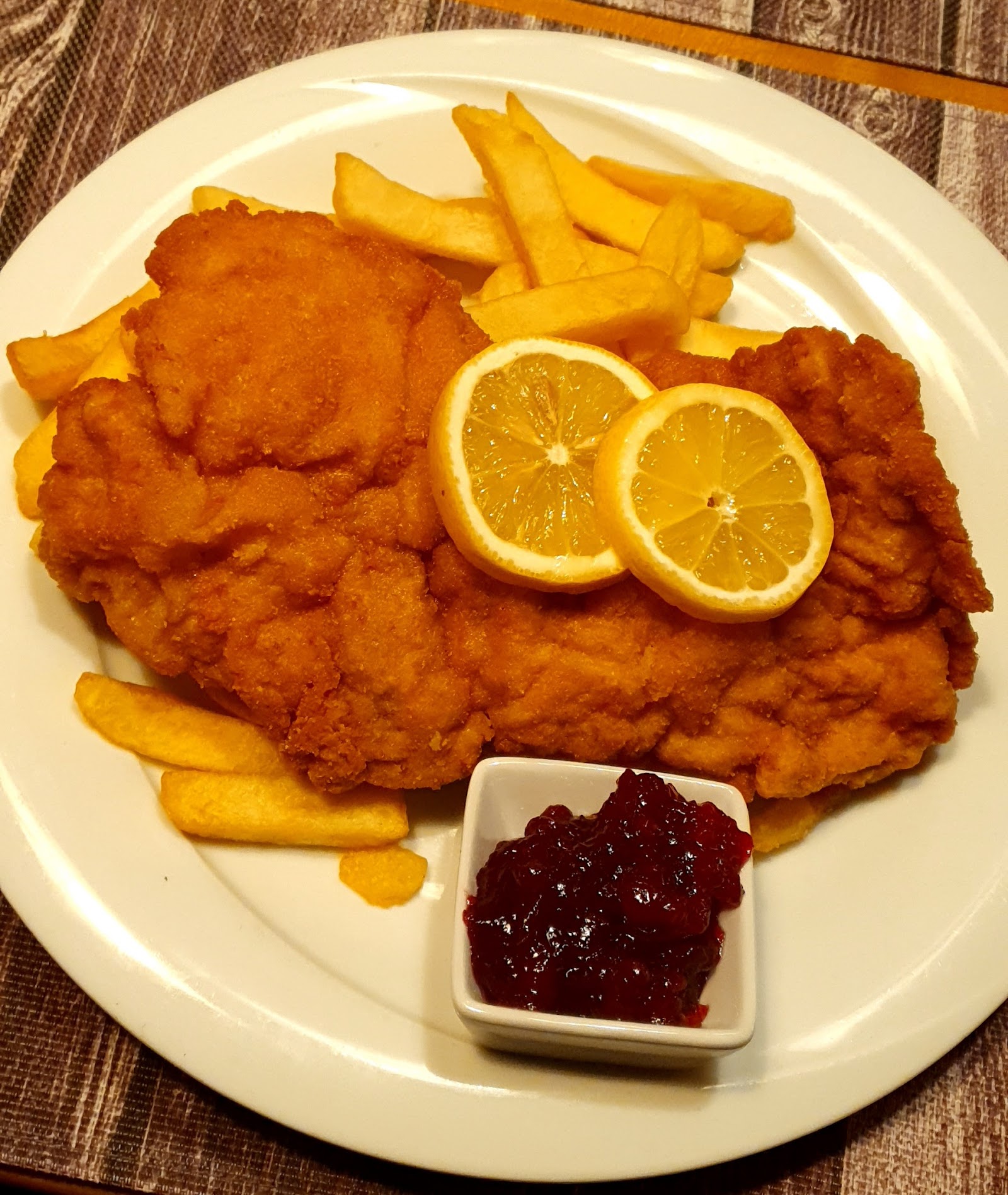 Theke mit Bierhähnen und Schnapsflaschen