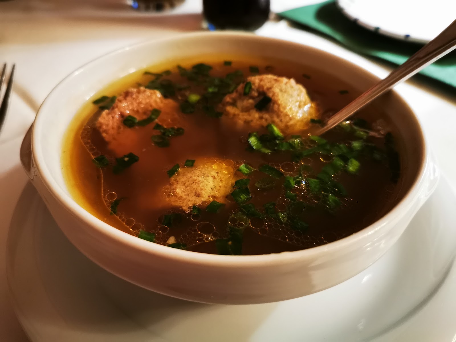 Saftiger Wildschweinbraten mit Knödel und Rotkraut